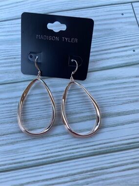 NWT Madison Tyler light rose gold colored hoop earrings